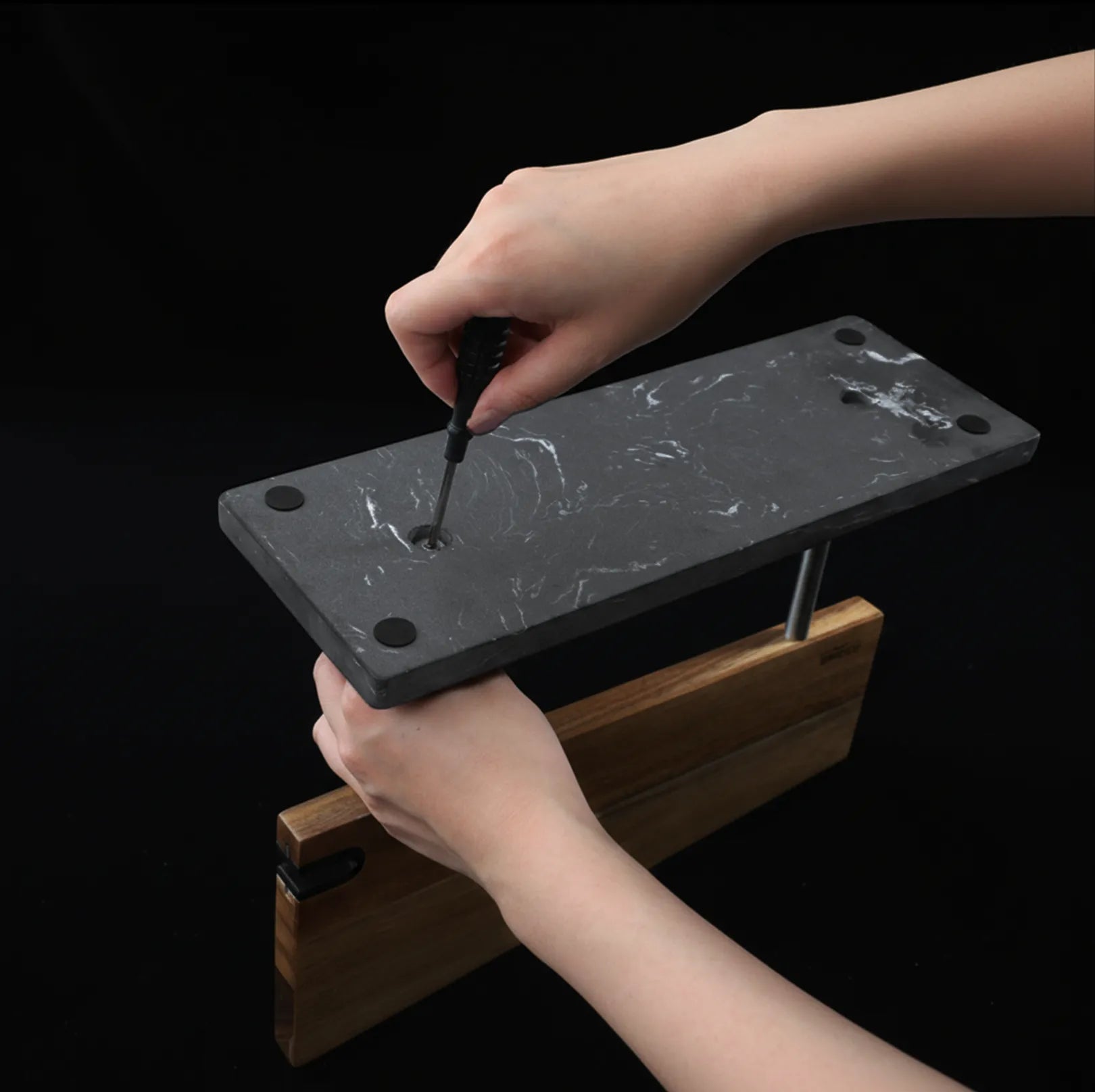 Anti-slip feet and assembly points under the marble knife stand base